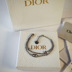 اسوارة انيقه من ديور فضي Dior