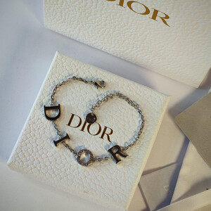 اسوارة انيقة من ديور فضي Dior