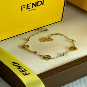 أسوارة نسائية من ماركة فندي FENDI